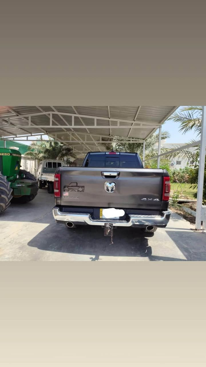 رام (1500 RAM) بك هورن لون فيلي
الموديل : 2019
رقم السياره : بغداد تحويل مباشر
📋 المواصفات والتفاصيل الأساسية:

المحرك: هيمي (HEMI V8) بسعة 5.7 لتر، 

ناقل الحركة (القير): أوتوماتيكي من 8 سرعات (تحويل بنظام القرص الدائري الذكي).

نظام الدفع: دفع رباعي (4x4) مع خيارات تحكم كاملة للطرق الوعرة والسريعة.
الإضافات والميزات الخاصة بالسيارة:

شاشة وسطية تدعم نظام Uconnect الحديث مع بلوتوث وأنظمة اتصال الهواتف الذكية.

حساس امامي خلفي ++ كامري خلفيه 
اوتو بريك وهاند بريك كهربائي

المري الجانبيه الوسطية هيتر وتضليل 

نظام تدفئه للستيرن والمقاعد الاماميه   

240 ورقة وبيها مجال 

مكان السيارة: (بغداد الجديده)
رقم الهاتف : *********** بغداد, العراق
