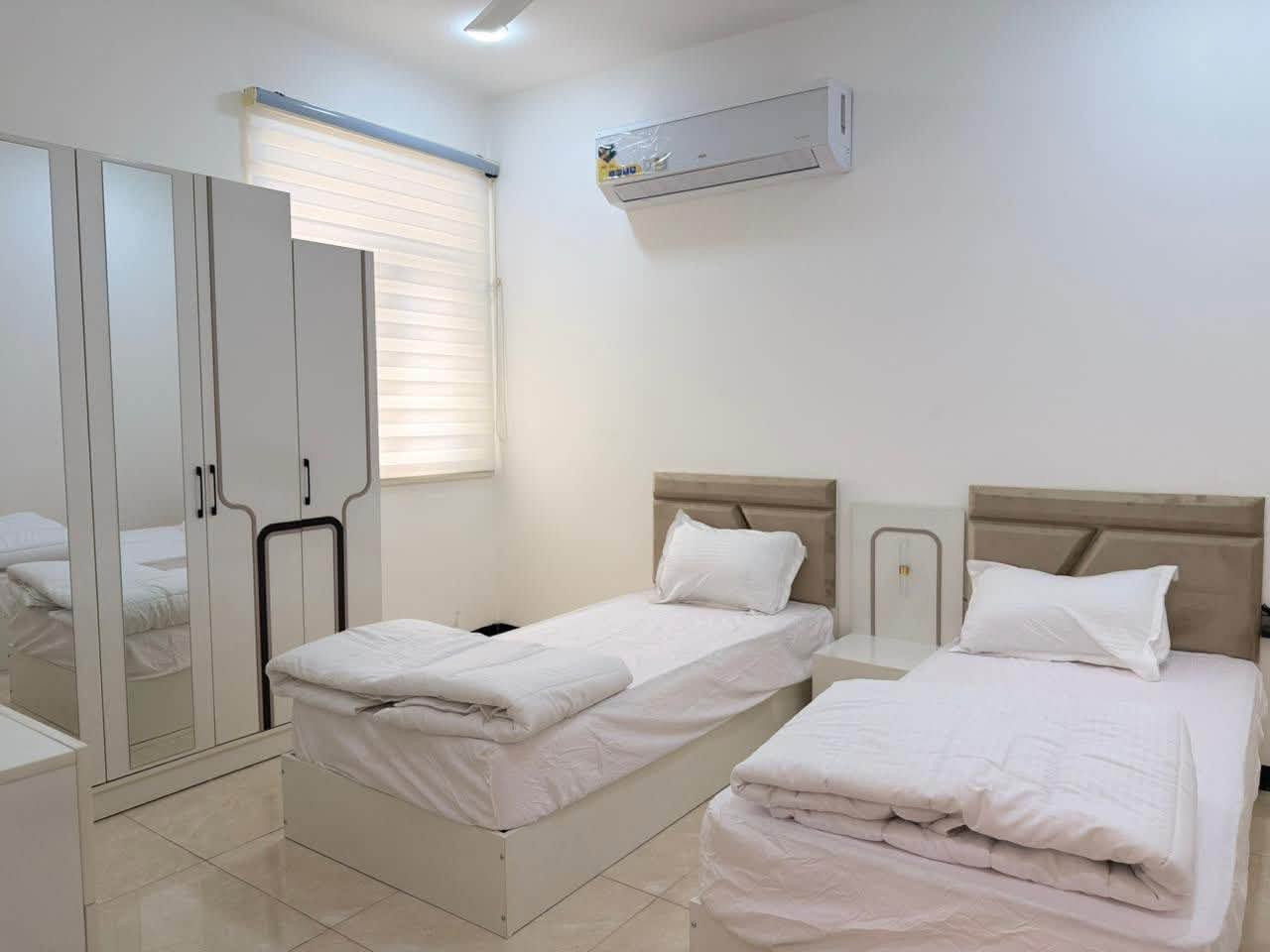 � شقق مؤثثة للإيجار – الكرادة 🏠

✅ غرفتان نوم
✅ صالة مريحة
✅ مطبخ متكامل
✅ حمام
✅ مؤثثة بالكامل وجاهزة للسكن
✅ مصعد حديث لخدمة السكان
✅ كراج خاص للسيارات
✅ مناسبة للعوائل والسكن الهادئ.

📞 للاستفسار والحجز:
***********
🏢 كما يمكنكم زيارة مكتبنا للاستفسار والحجز على العنوان التالي:

الكرادة داخل - مجاور دايموند مول / شارع علاء حداد.
