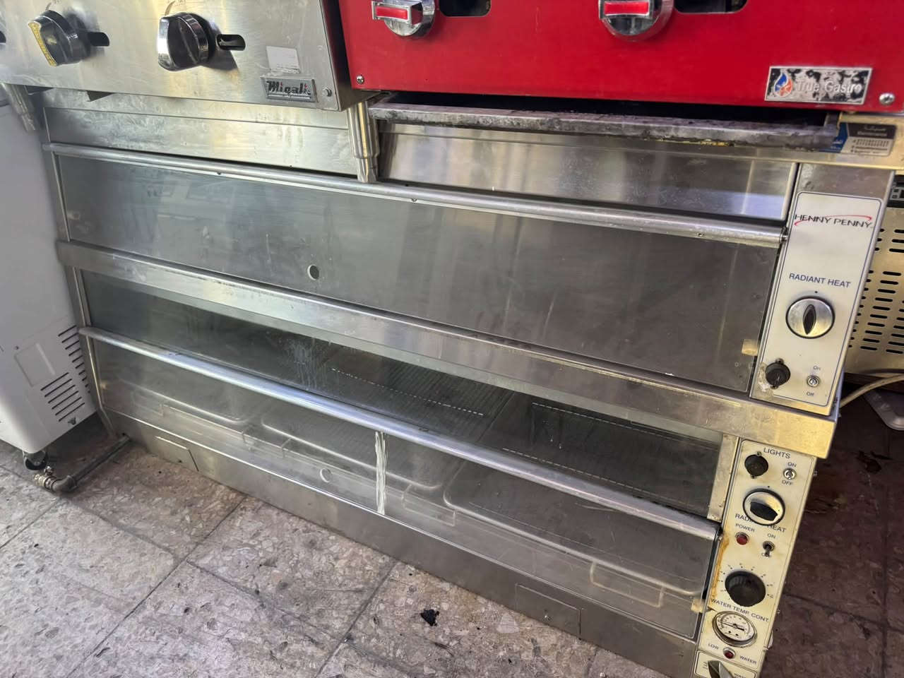 يتوفر اجهزة أمريكي هني بني مستخدم
جهاز ضغط ٨٠٠٠ 
قلايه ثلاثي فري ماستر
حماية هني بني مع ميز وياه
للاستفسار ***********
