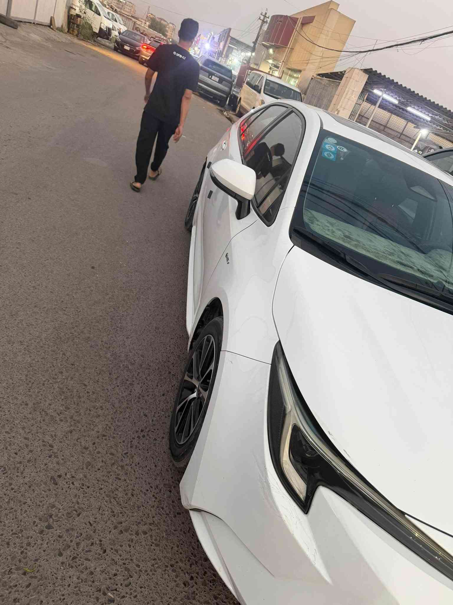 السلام عليكم
كورلا هايبرد ٢٠٢٤ ماشيه ٧٠ الف 
فول مواصفات 
فتحه 
بيه قبق جنطه صبغ 
وباب السايق مبدله نفس الون 
***********
السعر ١٣٥ وبيه مجال حك الجيه
