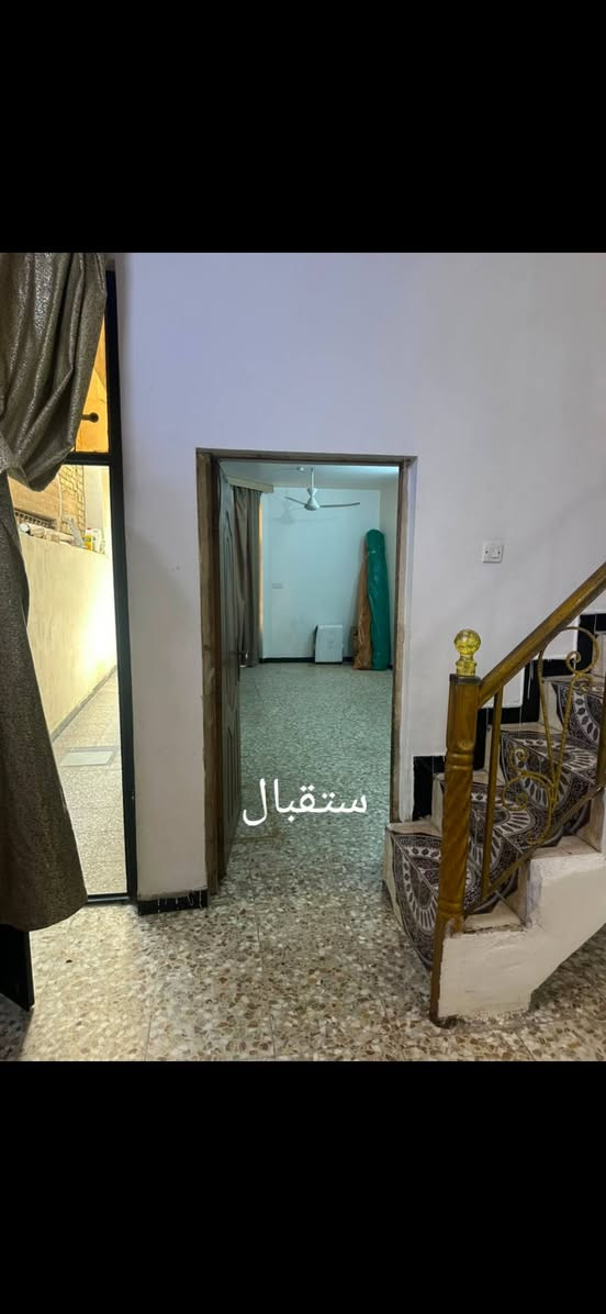 السلام عليكم
بيت ١٠٠ متر  واجه ٥ والنزال٢٠

يحتوي علئ. طرمه وحمام خارجي

الطابق الاول. حولي +ستقبال+مطبخ +حمام مشترك. 

طابق الثاني. غرفتين نوم + حولي+ حمام مشترك

طايق الثالث. بيتونه كبيره +سطح امامي وسطح خلفي البيت في منطقه المعالف قرب. شارع دكتور حافظ وقرب مدرسة زبيده 

اي استفسار ***********  بالتوفيق للجميع
