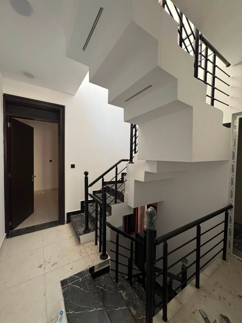 دار للبيع 🏠 
المساحه 70 م
الوجه 6/50
مدخلين 
صالة ومطبخ 
وخدمات 2
وثلاث غرف نوم 🛌 
العنوان الرسالة الثالثة قرب جامع حذيفة 
الاستفسار *********** ☎️

