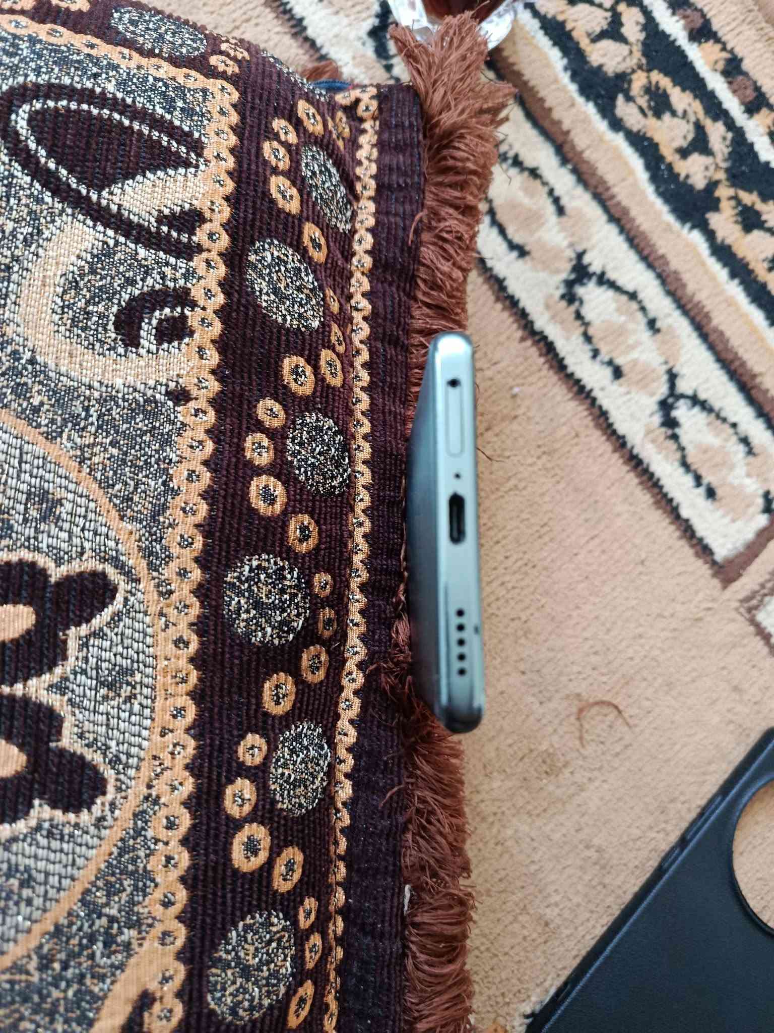 السلام عليكم
هونر x9b  5g ذاكره 256 عشوائيه 12  بطاريه 5800 معالج سناب دراكون 6 جين 1 شاشه منحنيه بدون ملحقات نضافه الجهاز كدامك بلصوره مراوس او بيع ويفضل مراوس تغاصيل اكثر علق واني اراسلك

