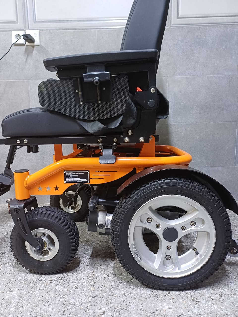 للبيع: كرسي متحرك كهربائي (عربانة) بحالة ممتازة ومواصفات قوية! ♿⚡
المواصفات والخيارات:
​مقعد جلد مريح: تصميم طبي وعريض يضمن الراحة أثناء الجلوس لفترات طويلة.  
​تحكم وسهولة قيادة: مزود بجويستيك (عصا تحكم) دقيق وسهل الاستخدام.  
​عجلات متينة: إطارات قوية وممتصات صدمات تناسب مختلف الطرق.  
​أمان كامل: مزود بحزام أمان وهيكل برتقالي متين وقوي.  
​ساند أرجل وأذرع: مريحة وقابلة للتعديل.  
​ملاحظة للراحة والشفافية: البطارية تحتاج تبديل أو إنعاش بسبب عدم الاستخدام ، ولهذا السبب تم عرضها بسعر مغري جداً!
​السعر المطلوب: 350ألف دينار عراقي فقط (سعر نهائي/فرصة ممتازة مقارنة بسعرها الأصلي).
​📍 الموقع: [العراق/موصل]
📞 للتواصل والاستفسار علواتساب: [***********]

نص مكتوب في الصور:
- مخصص لذوي الاحتياجات الخاصة محرك كهربائي قوي تصميم آمن ومريح نظام التحكم (الجوياستيك) تصميل النيجات عجلات أمامية مرنة شعار "إنجوي كير" (علامة تجارية) مقعد جلدي مريح