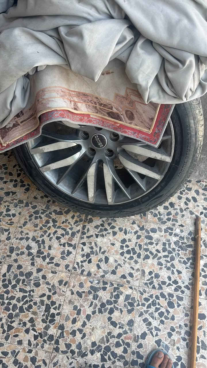 ويل ‏كلب رانج حجم 20  3 اسود واحد ابيض ابيعهن هنه تايرات. كامل ب 300 نضيفات شرط زلق مابيهم
