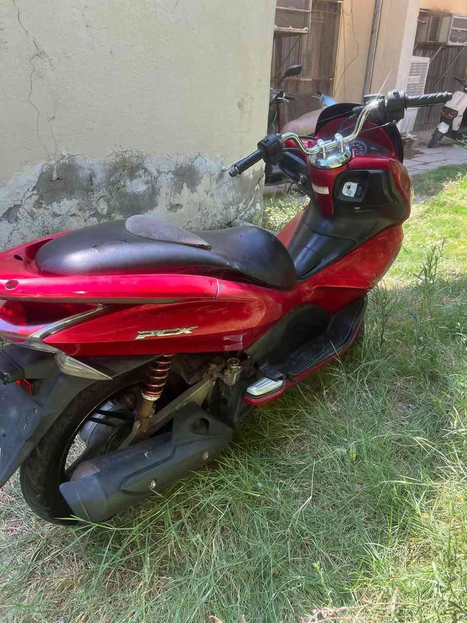 Pcx
الجيل الاول 
بيها قليل دخان بالدوس 
السعر900
***********
