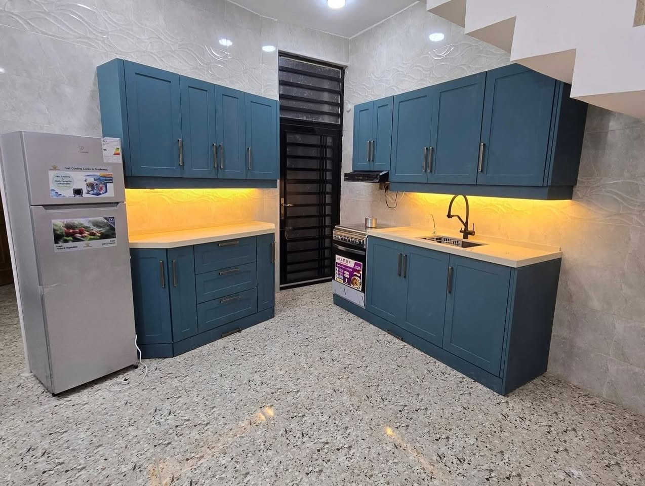 مطبخ تفصيل • تصميم ثلاثي الأبعاد • كوارتز طبيعي