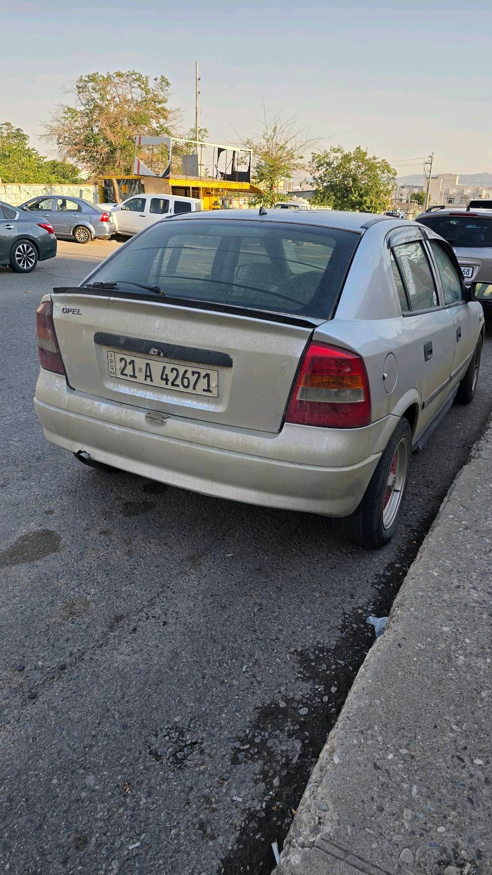 opel astra 2002
وين موقع السيارة بالضبط؟ حتى المشتري يعرف وين يجي يشوفها.: 
السليمانية
شنو سعة المكينة وشنو نوع القير: عادي لو توماتيك؟: 
كير عادي و محرك ٢٠
شكد حالتها الميكانيكياً: المكينة، الكير، المكيف، والكهرباء كلها شغالة زين؟: 
كله شغاله
شنو السعر النهائي؟ وهل البيع تشخيص لو تحويل؟: 
السياره بسم و اسوي تحويل 