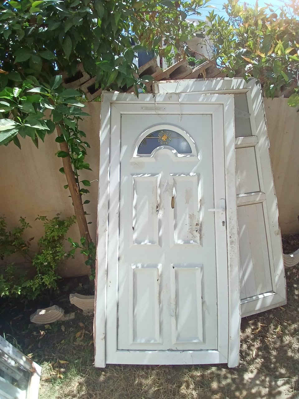 ابواب عدد 4 شبابيك عدد 2 قاطع عدد 1
***********
