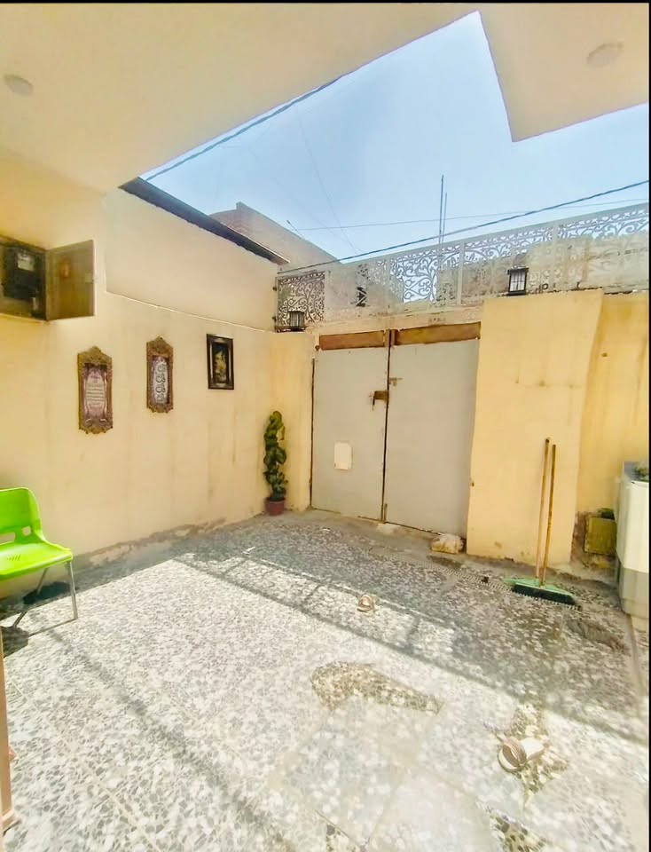 بيت 144متر في مدينه الصدر قطاع 78 اول بيت بالفرع قريب ع الشارع بناء جديد 2025مسلح طابقين الطابق الاول يحتوي استقبال وصاله كبيره وغرفتين( البيت كله مسلح عدا الغرفتين الجوه عكاده نظيفه جدا )
الطابق الثاني صاله وثلاث غرف 
السطح الاول والثاني شتايكر 
للتواصل ***********
