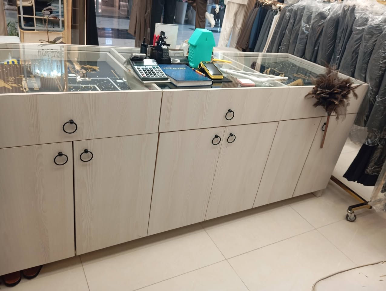 السلام عليكم مي للبيع العرض240ارتفاع80نزال90مكانه زيونه شارع الربيعي مقابل هدى يوسف السعر 525الستفسار***********
