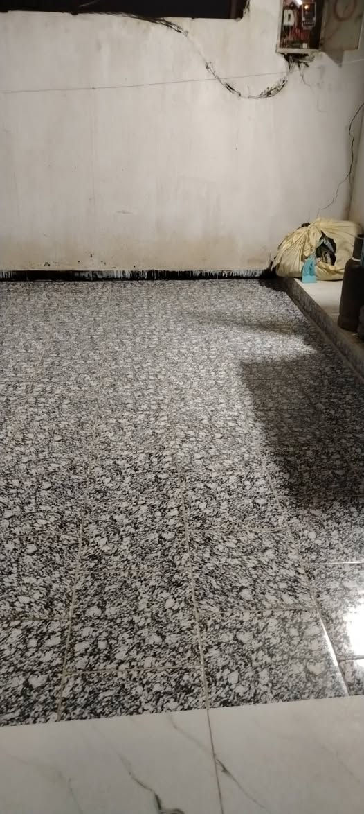 سلام عليكم ورحمة الله وبركاتة بيت للبيع مساحته 220 متر بيت ساحه وصحيات خارجيه وداخليه وديوانيه ومطبخ وصاله وغرفتين ومنور خدمات مجاري ماي كهرباء كلشي متوفر الشوارع راح تبليط عن قريب  سعر 65 مليون وبي مجال بسيط بس الشراي ينتصل على هذا الرقم ***********
