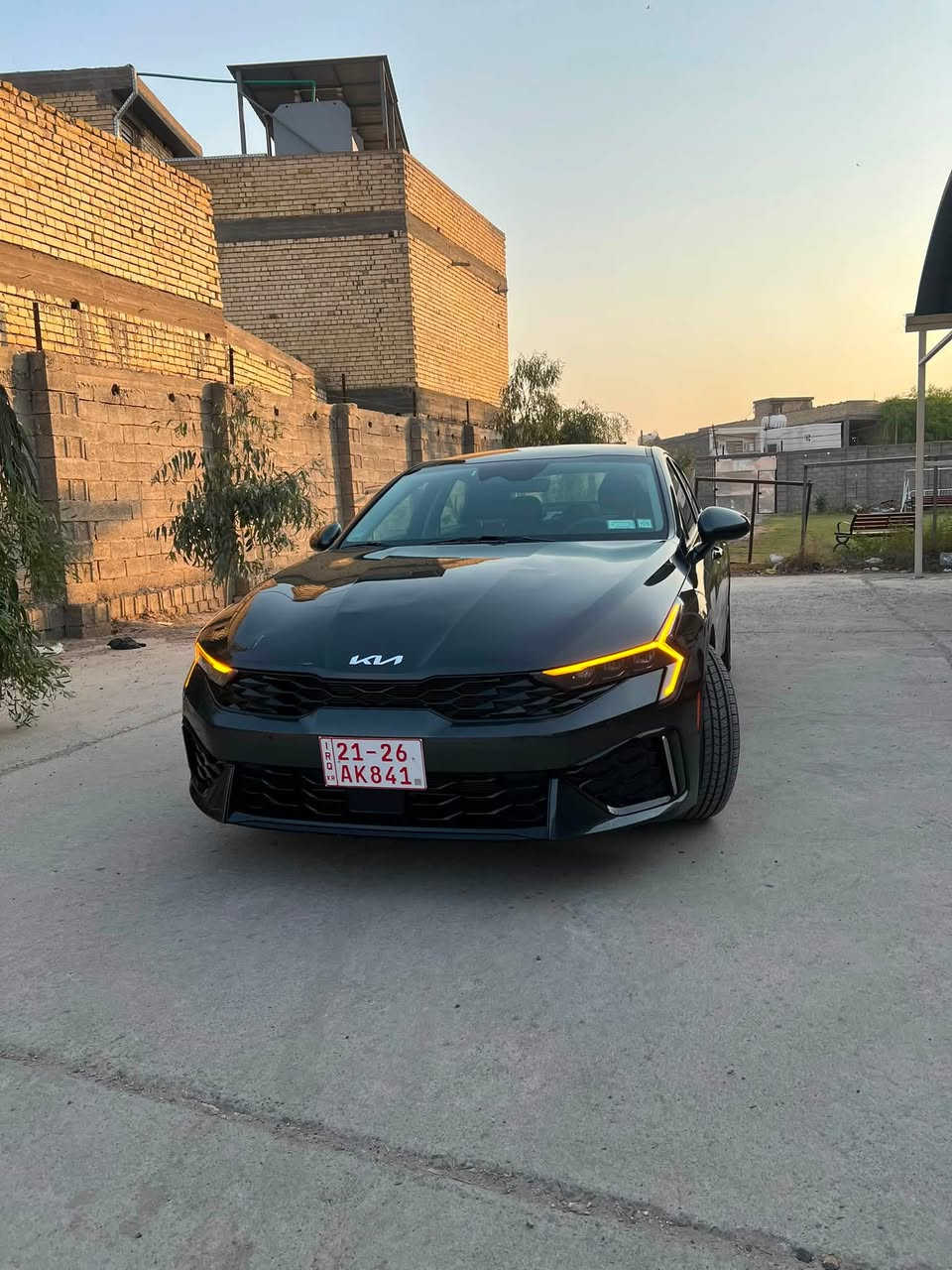 *مواصفات كيا K5 2025 EX*
*التفاصيل الاساسية:*
- *الموديل*: كيا K5 2024
- *الفئة*: EX
- *اللون*: رمادي غامق خارجي - اسود داخلي
- *الويل*: 18 انج اسود
- *الرقم*: اربيل
- *الوارد*: امريكي

*المواصفات الخارجية:*
- شباك امامي كروم اسود "Tiger Nose"
- لايتات LED امامية بتوقيع حرف Z
- لايتات خلفية LED متصلة بعرض السيارة
- حساسات خلفية + كاميرا رجوع
- مرايات جانبية اشاير + طي كهربائي
- دفيوزر خلفي بسيط

*المواصفات الداخلية:*
- *شاشتين متصلة 12.3"* Panoramic Display - عدادات ديجيتال + شاشة وسط
- *كاربلاي وايرلس* + اندرويد اوتو - باين بالصورة شغال خرائط
- *الداخلية*: قماش × جلد اسود
- *الستيرن*: جلد + تحكم متعدد + مثبت سرعة
- *الكير*: اوتوماتيك 8 سرعات
- *التبريد*: دبل زون ديجيتال لمس
- *ميزات*: بصمة تشغيل - تشغيل عن بعد - مثبت سرعة

*المحرك:*
- *المحرك*: 4 سلندر 2.5L GDI تنفس طبيعي 191 حصان
- *الكير*: 8 سرعات اوتوماتيك
- *الدفع*: امامي 2WD
- *انظمة القيادة*: Eco - Smart - Sport - Comfort

*الامان:*
- 6 ايرباك
- نظام الثبات + مانع انزلاق
- كاميرا رجوع + حساسات
- تنبيه الخروج من المسار على الاغلب
الحادث صبغ نص الباب والجاملغ الخلفي بارد

‭***********
