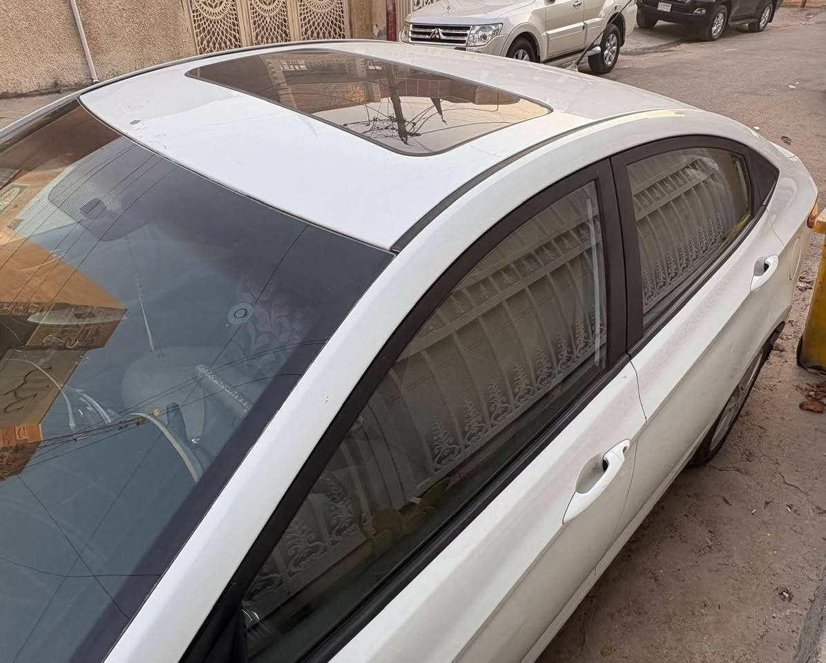 السلام عليكم 
هيونداي اكسنت موديل 2011 وارد خليجي 
محرك 1600 السيارة فول مواصفات 
فتحة سقف 
اشاير بالمري 
حساسات خلفية 
تحكم ستيرن
مكاني حي القاهرة بغداد
رقم الهاتف *********** غير متواجد ع الفيس 
السعر : 105 ورقة
