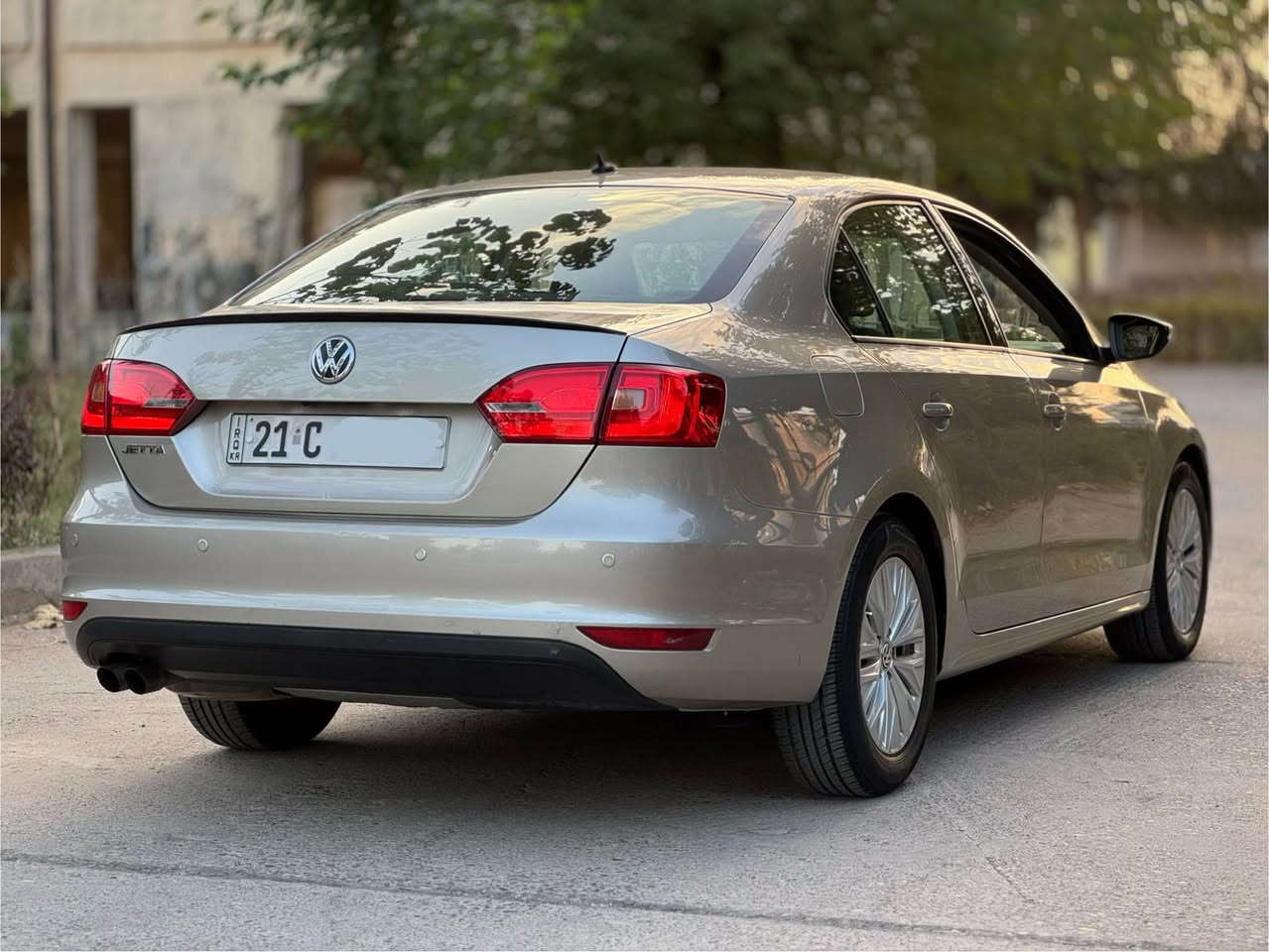 ‎کوردی / عربی 

‎بسم الله الرحمن الرحيم
Jetta 2015 خلیجی بێ بۆیاخ  

ماشەڵا سەیارەیەکی بە تەحەمول و کەممەسرەف
خۆم لە دەستی یەکەمم کڕیوەتەوە زۆر تازە ماوەتەوە
سەنەویو ڕەقەم تازەیە تا ٤ /٢٠٢٨ بە ناوی خۆمەوەیە 
مەکینە ٤ پستۆن ٢.٠ بێ تۆڕبۆ ٦ گێڕ مەرغوب بەشەرت
کامل سێرڤس ڕۆن و هایدرۆلیک و مەصفی بانزین 
پلاک و نۆزڵ و کامل ڕێڕەوی هەوا و حاسەکان 
 تایەو ویلی مۆدێل ٢٠٢١ ی بۆ بەستراوە 
181هەزار کیلۆ مەتر ڕۆیشتوە 

نرخ 💵(( 115 )) 💵گەڵا و معامەلە 

مواسەفات خلیجی ناسراوە 
شاشە ئایپاد ی بۆ بەستراوە و حاسە و کامێرەیە 
گێڕی ئۆتۆماتیک و عادی و سپۆرت و تحدید سرعە
جامەکانی ئۆتۆیە بە سویچ دەکرێتەوەو دا دەخرێ
تەبریدێکی زۆر ساردی هەیە و تەبرید مەرکەزیە ❄️
گاعی و کەتەلۆک و سپێر و جەگی شەریکەی تیا ماوە
زۆر مواسەفاتی تر …

سەیارەکە بێ بۆیاخە دەعامیش بۆیاخ نیە  ٣ پەڵە PDR ی هەیە و زۆر بە جوانی چاککراوە پێوەی دیار نیە 

ڤیدیۆی کاملی سەیارەکەم لایە کڕیار داوا بکات ✅

📍شوێن : سلێمانی 

***********☎️
ڤایبەر و واتصئاپی لەسەرە 

———————————————
جيتا موديل ٢٠١٥ خليجي بدون صبغ

ماشاءالله سيارة عمليه و قوية و الاقتصادية جدا 
شتريت من ايد واحد و باقي جديد جدا
سنوي و رقم جديد حتى ٤/٢٠٢٨ و باسمي 
محرك ٤ سلندر ٢.٠ تنفس طبيعي و ٦ گير مرغوب 
سويت كامل سيرفس زيت محرك و هايدروليك ✅
و مصفی بنزین جدید و بلاك و نوزل و كل حساسات
و تاير و ويل جديد مال ٢٠٢١ 
ماشي 181 الف كيلومتر 

سعر💵 (( 115 )) 💵ورقة و بيها مجال 

مواصفات خليجي معروفة
شاشة ايباد و كاميرا و حساس و تحديد سرعة 
گير أوتوماتيك و عادي و سبورت قوي جدا
جامات اوتو و يفتح و يصعد عن سويج 
تبريد بارد جدا و تبريد مركزي ❄️❄️
گاعيات و كتلوك و جك و سبير شركة موجود
بعد هواي مواصفات…

سيارة بدون صبغ  حتى دعاميات بشرط
بيها ٣ مكان تعديل PDR و مامبين 

عندي فيديو كامل سيارة شراي آطلب و تدلل ✅

📍مكان: سليمانية 

***********☎️
فايبر و واتساب موجود السليمانية, العراق
