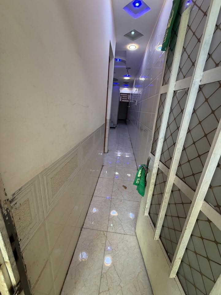 السلام عليكم 
بيت للبيع  في منطقة البلديات 
مساحة ١٠٠ متر طابو صرف ثلاث طوابق
محد ساكن بي ابد نظيفف كلشش
نقص البيت فقط الواجهه ومحجر الدرج
بناء درجة اولى
وكل تفاصيل موجودة داخل الصور 
وللاستفسار اكثر 
تواصل على الرقم 

***********
