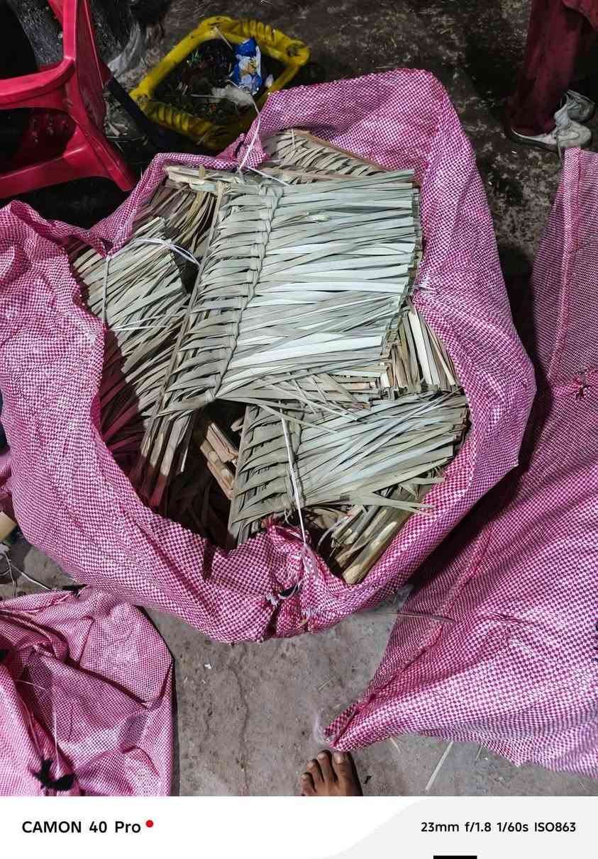 إخوان السلام عليكم يوجد مكانس، جمله درجه أولى كل شليف عدد 100 قطعه سعر القطعة أربع، مئة دينار. مكانس درجه أولى بشرط الفحص   للاستفسار ***********
