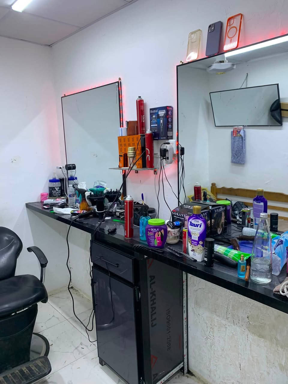 ميز حلاقه جديد للبيع فصال جديد مترين او ٤٠  ارتفاع متر  السعر ٣٧٠ بي مجال  للطيبين للستفسار الرقم ***********
