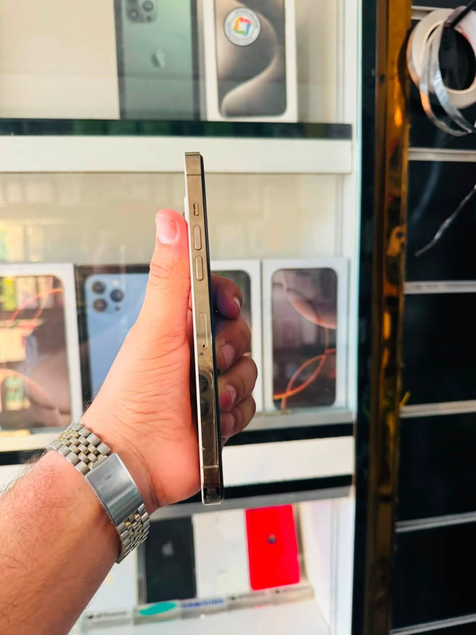 السلام عليكم 🫡
للبيع iPhone 13 pro max 
ذاكرا 256 
بطاريه 100% مبدله اصليه 
نموذج M 
نضافه 90% لون ذهبي 
الجهاز كله شغال فقط مبدل شاشه نوعيه زينه لا شكل ولا شمر فيس ايدي شغال كله شغال صوت اتصال كامرات مابيه خلل السعر قفل ٢٩٠ الف من الاخير مكاني بغداد مدينه الصدر رقمي ***********
