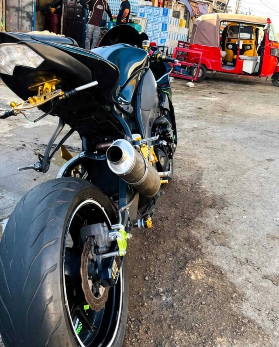 السلام عليكم
kawasaki ninja zx-10r 2008
1000cc 
تزويد 
1/ يدات ريبزول قلاب وقابلة للسحب
2/ عليها هاوزن راجع نصبتها حلوة 
3/ ويالة رياضي 
4/ هدزر تيتانيوم + صالنصة كاربون
5/ عمبار امامي خلفي رياضي 
6 / فجوج رياضي 
كهربائيات 
. عقل ضفيرة لايتات بك لايت كلة شغال 
لكفرات بيهن ملاحضات يرادلهن ترتيب 
لدراجة كايمة بيها مكينة بس تدير ومتشتغل يرادلها تجفيت 

عنوانها حي الجامعة بغداد 
معروضة للبيع او مراوس حسب الرغبة 
***********
