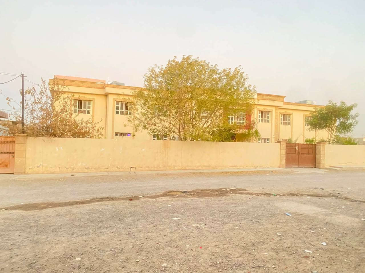🔥✨📞 للتواصل والاستفسار:[رقم]***********
🌿 فرصتك لامتلاك بيت يجمع بين الراحة والموقع الاستراتيجي.. تواصل معنا للمعاينة اليوم!
/ "بيت العُمر بانتظارك.. حيث الهدوء، الراحة، والموقع المثالي لـ عائلتك" ✨
🏠 للبيع: منزل مكتمل طابقين في قلب سامراء – حي المثنى
إذا كنت تبحث عن السكن الراقي والموقع المتميز، فهذا البيت يجمع لك كل ما تحتاجه أنت وعائلتك:
 * المساحة: 187.5 متر مربع
 * البناء: طابقين كاملين
 * عدد الغرف: 5 غرف واسعة ومكتملة
 * حالة العقار: تشطيب مرتب وجاهز للسكن فوراً دون الحاجة لأي مصاريف إضافية
مميزات العقار والتفاصيل الداخلية:
 * الاستقبال: واسع بلمسات سقف ديكورية حديثة
 * الصالة: كبيرة بأرضيات من الحجر الفاخر
 * المطبخ: واسع ومرتب 
 * الخارج: حوش يتسع سياره واسع  مرمر بالكامل 
 * الموقع: منطقة هادئة وعائلية جداً، ومخدومة بالكامل (ماء + كهرباء + مجاري) وعرض الفرع 15 
 * المميزات  القريبة: قرب مدرستين (تَبعدان 150 متر فقط) /مدرسه ابطال العروبه للبنين ولبنات/ ومدرسه فتاة الرافدين للبنات كل مدرسه تبعد150 متر
💰 السعر:🔥 [ادخل عل خاص واني حاضر]  ومراعاة للشراي الجاد)
📞 للتواصل والاستفسار: [رقم]***********
🌿 فرصتك لامتلاك بيت يجمع بين الراحة والموقع الاستراتيجي.. تواصل معنا للمعاينة اليوم!ً
