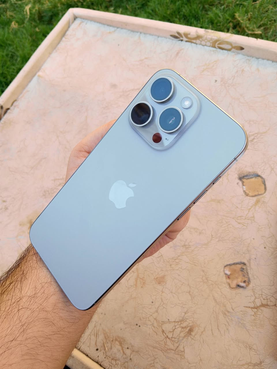 آيفون 15 برو ماكس (iPhone 15 Pro Max)
الذاكرة: 256 جيجابايت.

النسخة: شرق أوسط 

حالة الجهاز: بلادي 100%، غير مفتوح نهائياً، وما مبدل بيه أي قطعة 

نسبة البطارية: 87% 

السعر: 1,000,000 دينار عراقي بي مجال بسيط

المكان: بغداد
للتواصل: ***********
