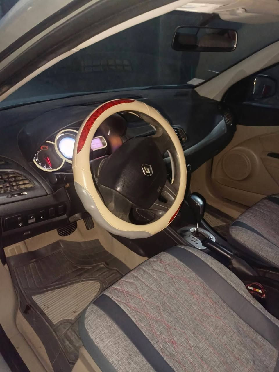 رينو فلونس موديل ١٦ رقم قادسيه السياره مابيها لاضربه قويه ولابارد فقط دحجات بسيطه بيها جراد حداديه خير من الله تبريد نقص غاز فقط السياره نظيفه مال بيت مامتعوبه سعرها 67 وبيها مجال بسيط شرط التحويل 
 العنوان النجف_ الكوفه شارع المعمل
*********** بيع فقط بيع فقط بيع فقط بدون مراوس

