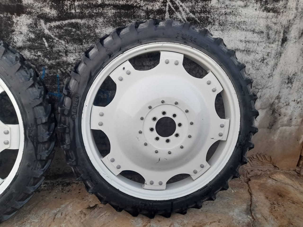 تايرات • مستعمل • نظيف