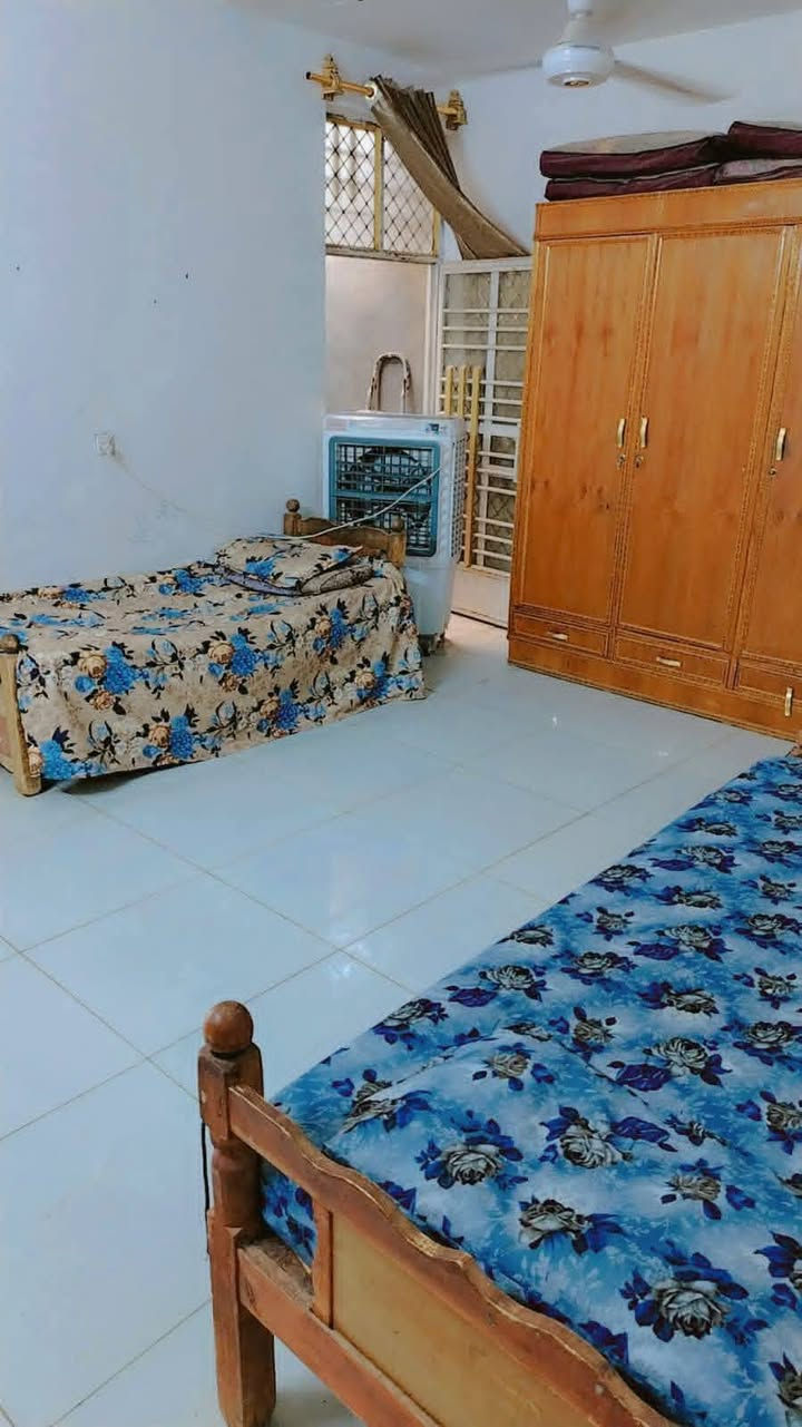 البيت للبيع بسبب الوعود الكاذبه اعيد النشر
السعر  65 مع  الاثاث مع مجال للتفاوض او بدون أثاث  

البيت يحتوي على غرفة النوم واستقبال وصالتين وحده ناقصها بس ضلع اصير غرفه منورين  حمام وتوليت داخلي وخارجي سطحين وبيتونه كلش جبيره للبيع مع الاثاث المساحه 150 سند 25 جسر ديالى السده  قرب أسواق العائله او طرشي الباخره نزلت الجحايله كامل مي كهرباء الاستفسار أكثر الاتصال *********** جسر ديالى
البيت للبيع مع الاثاث ***********
