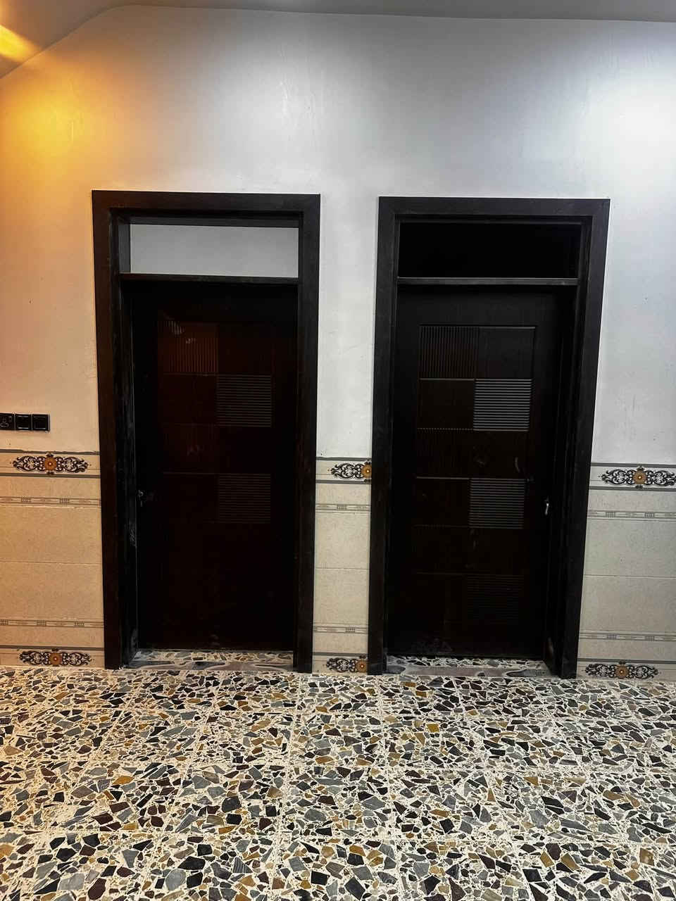 🔨 مقاول بناء تسليم مفتاح - الرمادي والأنبار 🔨
خبرة كاملة في إنشاء البناء من الصفر لحد التسليم
"تستلم بيتك مفتاح"

**الخدمات:**
✅ بناء منازل 100م - 300م
✅ تشطيبات كاملة: لبخ، صبغ، سيراميك، جبس، كهرباء، صحيات
✅ ترميم وإضافة طوابق
✅ إشراف هندسي + عمال مهرة
✅ التزام بالمواعيد وجودة عالية

**المميزات:**
- أسعار مناسبة حسب المواصفات
- عقد رسمي وضمان على العمل
- متابعة يومية بالصور والفيديو

الأسعار تختلف حسب المواد والتشطيب.

**نوع التشطيب** **سعر المتر المربع** **يشمل**
**اقتصادي** 320,000 - 350,000 د.ع  
مواد محلية، سيراميك عادي، صحيات صيني

**وسط** 380,000 - 420,000 د.ع 
مواد تركية/إيرانية، سيراميك فرز أول، جبس

**ممتاز** 450,000 - 550,000 د.ع 
مواد أوروبية، بورسلان، جبس بورد، ألمنيوم

*ملاحظات مهمة:*
1. *السعر يشمل*: الهيكل، اللبخ، الصبغ، الأرضيات، الكهرباء، الصحيات، الأبواب والشبابيك

2. *لا يشمل*: قطعة الأرض، المجاري الخارجية، المولد، السبالت

3. *طريقة الدفع المتعارف عليها*:                 
 30% عند التعاقد،
 ⁠30% عند الهيكل، 
 ⁠30% عند التشطيب، 
 ⁠10% عند التسليم

للاستفسار والمعاينة المجانية:
📞 [*********** / ***********] 📍 الرمادي - 
نعمل في جميع مناطق الأنبار

#مقاولات_الرمادي #بناء_تسليم_مفتاح #الأنبار

نص مكتوب في الصور:
- عرض بناء الهيكل
- عرض
- 220 ألف
- 180 ألف
- سعر مناسب
- بدون تكاليف إضافية
- طابوق عالي الجودة
- ومناعة تدوم
- تنفيذ سريع
- حسب المواصفات
- ضمان على العمل
- وجودة عالية