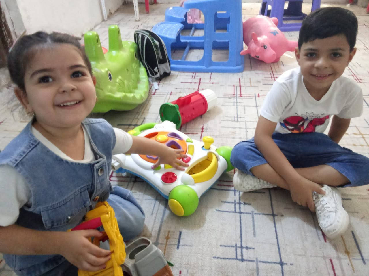 حبايبي منورين روضه وحضانه ورود المستقبل/منهاج كامل لصف الأول الابتدائي مع قراءة وهجاء واملاء وعنايه خاصه للطفل و علاج جميع حالات صعوبه النطق.وبسعر رمزي جدا(65)الف الشهر.كما يوجد لدينا معهد خاص لتدريس طلاب المرحلة الابتدائية والمتوسطه والاعداديه.بضمان النجاح.وتحضير جميع الواجبات والامتحانات الشهريه للطالب.وباسعار رمزيه.(العنوان/حي جزائر شارع الضغط الفرع المقابل مخازن تجهيز الكتب المدرسيه للحجز والاستفسار مراسله الصفحة أو(***********)
