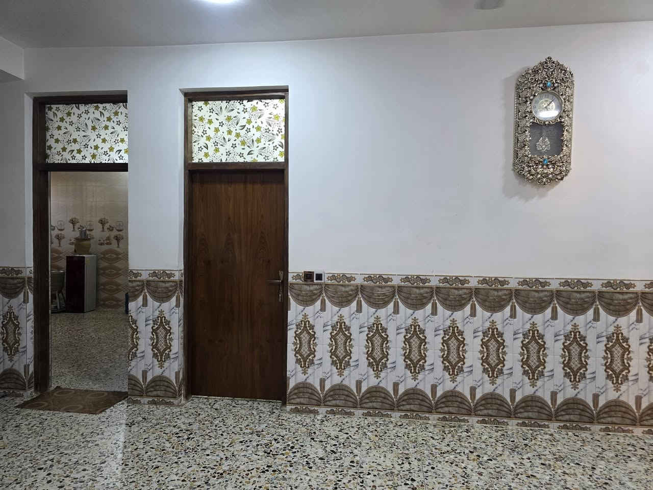 السلام عليكم ورحمة الله وبركاته🫱🏽‍🫲🏻
متابعينا الكرام👥
دار للبيع🏠 المساحه 250 متر 
الواجهه12 نزال 21 الدار معزول ومرتب تقطيع جديد🌹
يحتوي الدار🏠 على صالة وهول وحولي كبير ومطبخ ومنوَر اثنين وثلاث غرف منام اثنين فوگ وغرفه جوه صنف الارض طابو سند25
بيت كلش مرتب عالي على الشارع 
وموقع مُمَيز جداً 🪻
العنوان/التاجي/الشيخ حمد/نزلة المستوصف 🏨قرب جامع الواحد الاحد🕌
للاستفسار الاتصال على الارقام الاتيه كورك: ***********📞
اسيا: ***********📞
#مكتب_ديرتنا_للعقار 🏢
#بإدارة_أحمد_أبومصطفى 🌷

