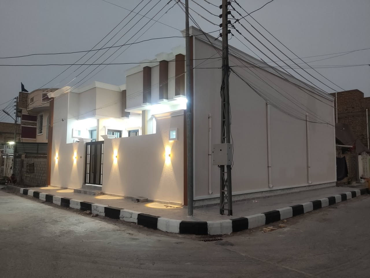اللهم صلِّ على محمد وآل محمد
🏡 دار مميزة للبيع – طابو رسمي
📍 الموقع: الناصرية – الإسكان الصناعي 3000، قرب النزلة الثانية
📐 المساحة: 160 متر
⭐ الدار ركن ومطلة على ساحة، بموقع هادئ ومميز
🔹 تفاصيل الدار: • غرفتين
• استقبال
• صالة
• مطبخ
• صحيات خارجية
• مجمع صحيات داخلي
✅ بناء متقن وشغل درجة أولى
✅ توزيع داخلي مرتب
✅ مناسبة للسكن العائلي
✅ موقع مميز وقريب من الخدمات
📞 للاستفسار والمعاينة، اتصال أو واتساب:
***********
🏢 مكتب النهضة للعقار
تتوفر لدينا كافة العروض العقارية من الدور والأراضي وبمختلف المساحات.

