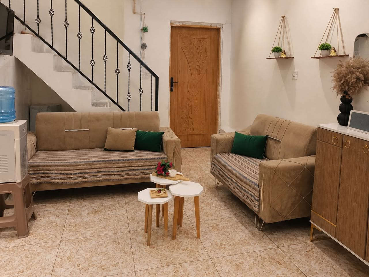تخم خمس مقاعد بسعر ١٦٠
سيت طبلات ٢٥
ميز بلازما ٦٠
سيت لوحات شغل يدوي  ب٢٠  قياس ٩٠×٦٠  وكلهم بيهم مجال عنوان حلة زوير الغربي ***********
