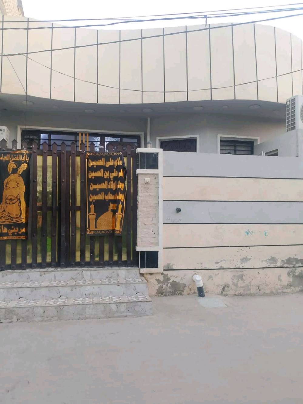 فرصة عقارية ممتازة بسعر واقتصادي – بيت متكامل وجاهز للسكن فوراً 💥
​📍 الموقع: مفرق الهويدر (موقع مميز وقريب جداً من الشارع العام)
📏 المساحة: 100 متر مربع
📜 نوع السند: طابو زراعي
​✨ مميزات المنطقة والخدمات:
​الشارع والفرع: الفرع مبلّط بالكامل ومخدوم بشبكة مجاري حديثة.
​الوصول: قريب جداً من الشارع الرئيسي والخدمات اليومية، مما يوفر عليك عناء المواصلات.
​🏗️ مواصفات البناء والتصميم:
​بناء حديث وتصميم عصري لا يحتاج لأي مصاريف إضافية (أرضيات سيراميك + ديكورات وسقوف ثانوية أنيقة مع إضاءة مخفية).
​الطابق الأول: طرمة مدخل + حمام خارجي + غرفة استقبال واسعة + صالة معيشة + مطبخ حديث + غرفة نوم + حمام داخلي.
​الطابق الثاني والسطح: درج داخلي بتغليف فاخر يوصل لطابق ثاني يحتوي على حمام علوي وسطح.
​💎 الخلاصة: بيت ممتاز يجمع بين جودة البناء، الموقع المخدوم، والسعر المناسب للاستثمار أو السكن الفوري.
​💰 السعر: (يُحدد عند الاتصال / للجادين فقط)
📞 للتواصل والاستفسار:***********