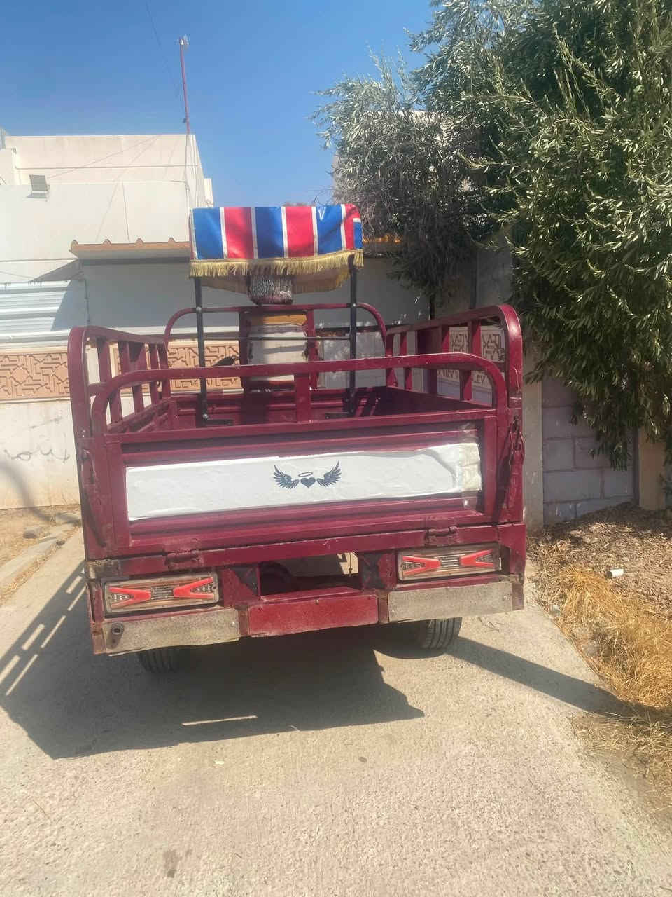 سلام عليكم ستوته للبيع مديل 22وياله مال سايبه تايرات جدد ستوته نضيفه بدي قلاب  سعر مليون و ٢٥٠ وبيها مجال الهاتف. ***********
