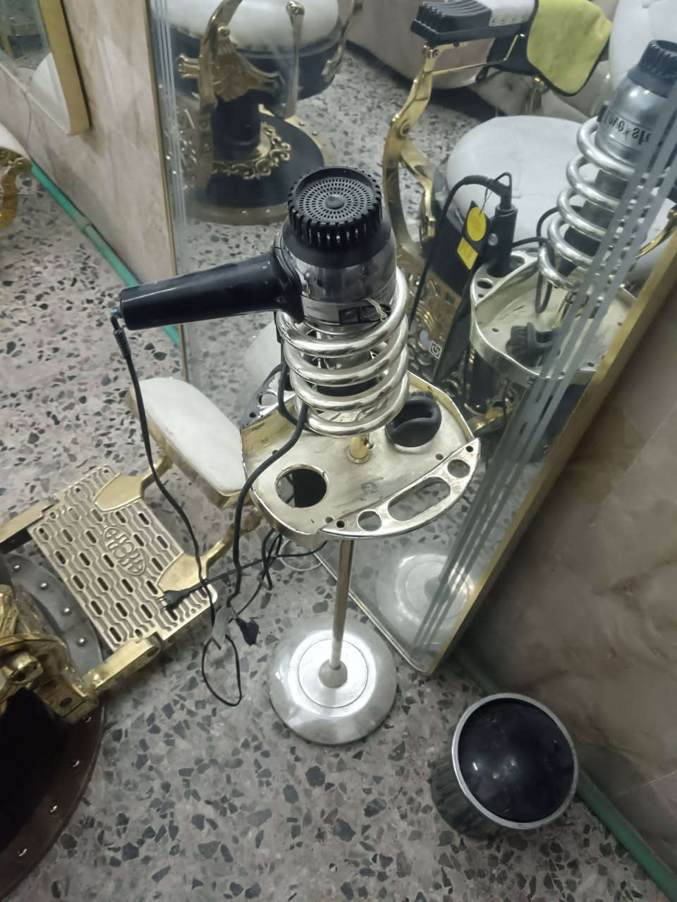 السلام عليكم أدوات حلاقة جديدة مستعمل قليل الي يريدهن يراسلني واتساب ***********
