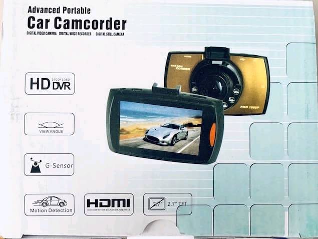 كاميرا مراقبة للسيارات (Dash Cam) تعمل بنظام DVR وتتميز بالمواصفات التالية: 
شاشة بحجم 2.7 بوصة.
تدعم التصوير بدقة عالية ومستشعر حركة.
تتميز بوجود خاصية الرؤية الليلية المستشعرة للضوء.
تدعم خاصية G-Sensor لتسجيل حوادث التصادم.
وظيفة:
عدسة: عدسة بؤرية ثابتة
تكبير: تكبير رقمي 4x
الشاشة: 2.7 بوصة
الرؤية الليلية: أضواء ليلية بالأشعة تحت الحمراء
الصورة: صيغة JPG
الصوت: ميكروفون ومكبر صوت مدمج
G-Sensor: مستشعر الجاذبية
الدقة: 1080 بكسل
كشف الحركة: دعم مستشعر الحركة
الذاكرة: بطاقة ذاكرة