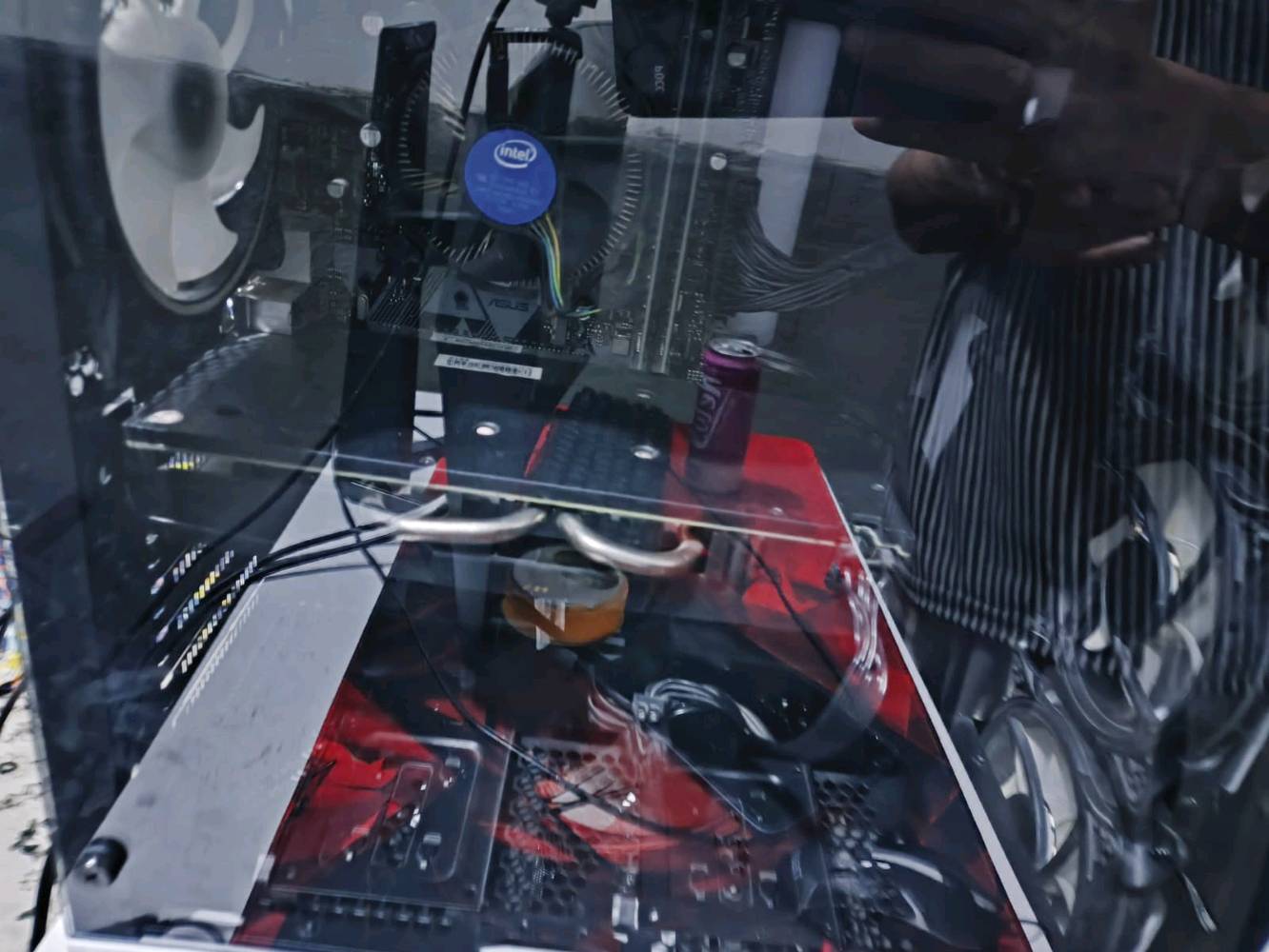 🔥 للبيع PC Gaming كامل مع شاشة AOC Gaming 🔥
🖥️ مواصفات الجهاز:
المعالج: Intel Core i5-8500
الرام: 16GB DDR4
كرت الشاشة: AMD Radeon RX 580 8GB
التخزين: 585GB تقريباً
المذربورد: ASUS
الجهاز نظيف وشغال بدون مشاكل
🎮 مناسب للألعاب والاستخدام اليومي والدراسة.
🖥️ الشاشة: AOC Gaming
📦 البيع كامل: كيس + شاشة
💰 السعر:  750 $ 📍 المكان: [كربلاء/حي الغدير] 📞 للتواصل:  ***********   

الجهاز مجرّب وجاهز للاستخدام، والمعاينة خير دليل.