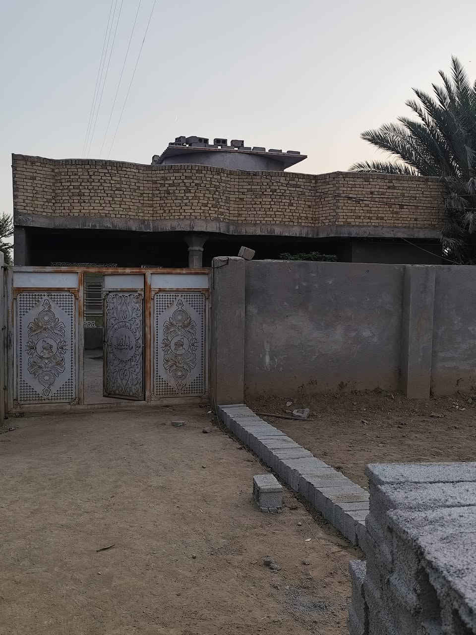 السلام عليكم الدار البيع بناء 200متر غرفتين وهول  وصاله ومطبخ وثنين حمام وصحيات واستقبال  المساحة 600متر المكان اليوسفية بناء حديث 2023النزله الأولى انتصال ***********
