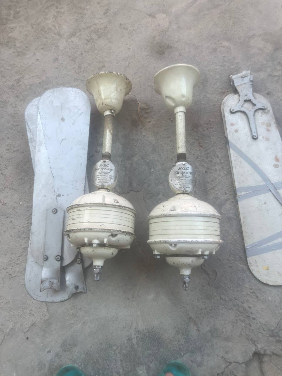 يوجد مراوح سقفيه قديمه انكليزي واندولا للبيع شغالات***********
