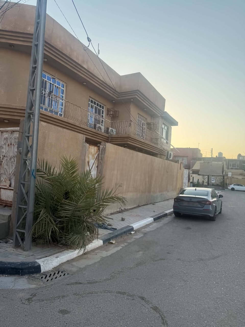 السلام عليكم، دار للبيع طابو صرف طابقين بناء طابوق مسلح تأريخ البناء 2010كربلاء حي الوفاء موقع مميز رُكن على حديقة رابع قطعة عن شارع 60 التجاري المساحة الكلية 262,5 متر رقم الدار(24552)
المحتويات:
غرفة عدد 5
كراج15×4م
إستقبال9×5م
مطبخ بارد5×4م
مطبخ حار3×3م
صالة10×6م
صحيات فوگ وجوه 
مناور 2
السعر ؟ الإتصال مع صاحب العقار مباشر ***********
#الجميع
