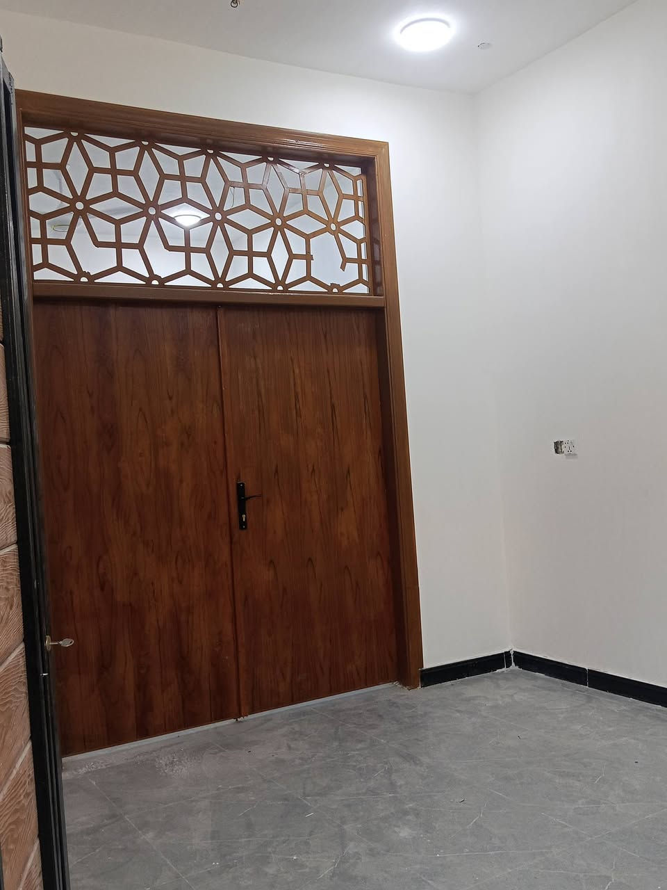 بيت للبيع طابو زراعي عراقي 

في ابو خصيب منطقة ابو كوصره 

مساحة البيت 120 متر 

يحتوي البيت على غرفتين ودوانية وصاله ومطبخ وحمام داخلي وحمام خارجي 
البناء جديد كونكريت 

شوراع تبليط مدارس كلشي متوفر 

السعر المطلوب 63 مليون وقابل للتفاوض 

لاستفسار تواصل على رقم ***********
