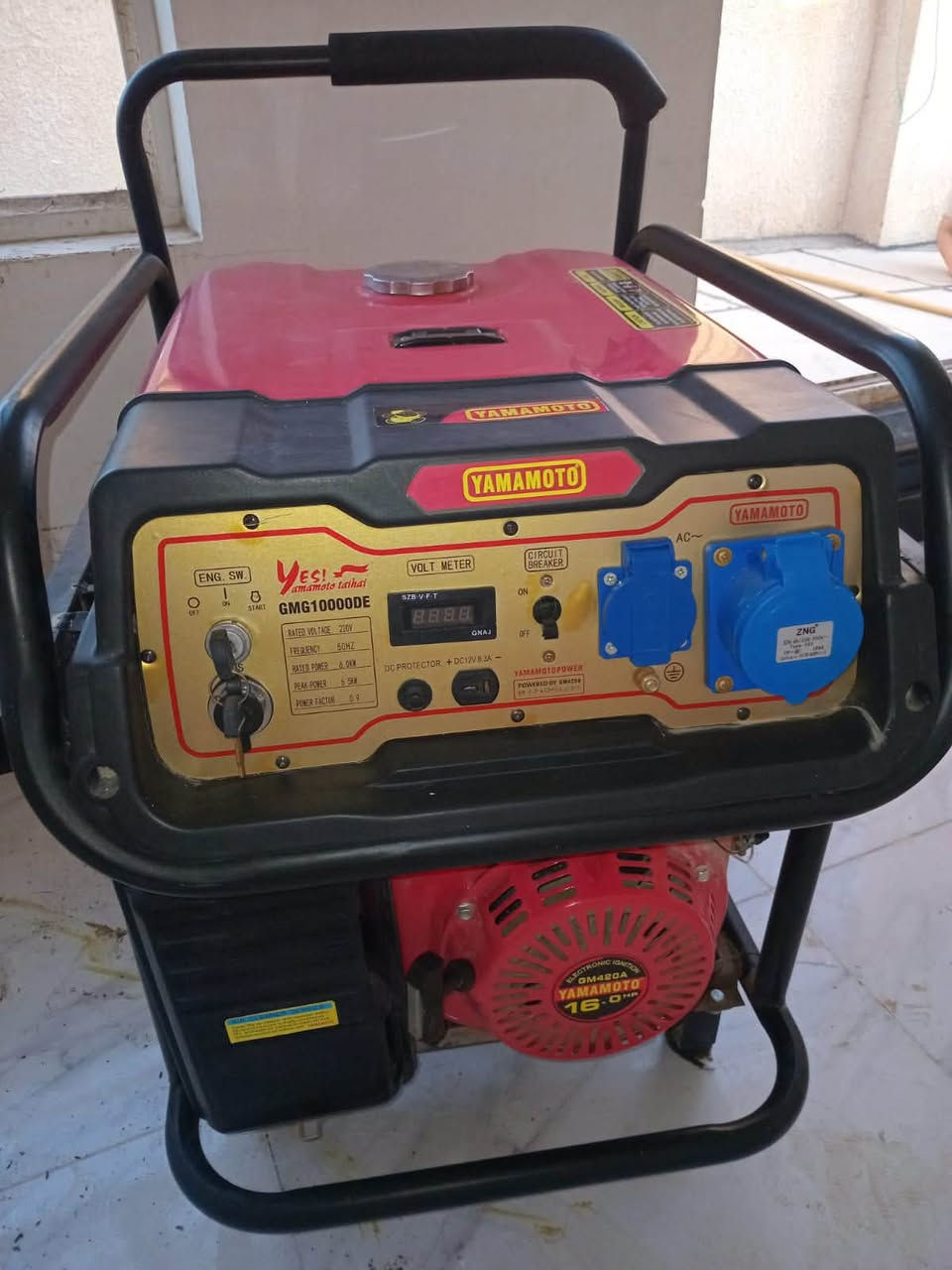 مولدة ياماموتو بنزين (7.5 KVA) للبيع، بحالة ممتازة وشبه جديدة.المواصفات الفنية:الماركة: Yamamoto Taihai (ياماموتو الأصلي).الموديل: GMG10000DE (لوحة ذهبية).القدرة القصوى (Peak Power): 7.5 KVA (كيلو فولت أمبير).القدرة المستمرة (Rated Power): 6.0 KW (كيلو واط).التيار الكهربائي: تعطي حوالي 30 أمبير صافي حمل.الجهد (Volt): 220 فولت (تردد 50 هرتز).قوة المحرك: محرك عملاق بقوة 16 حصان (مديل GM420A) يتميز بالعزم العالي والكفاءة الاقتصادية.نظام التشغيل: نظام تشغيل مزدوج (سلف يدوي بالسوِتش + هندل حبل للظروف الطارئة).لوحة التحكم وعناصر الأمان:شاشة ديجيتال (Volt Meter) لقراءة الجهد والتردد وساعات العمل.جوزة أمان (Circuit Breaker) لحماية المولد من التحميل الزائد.منفذ شحن DC للبطاريات (12 فولت / 8.3 أمبير).خروج كهرباء (AC) يحتوي على مأخذين (مأخذ اعتيادي أزرق + مأخذ صناعي ضخم مغطى للحماية).ملاحظات إضافية يمكنك إضافتها بحسب حالة جهازك:ملف المولد نحاس 100% لضمان تحمل العمل الشاق والحرارة العالية.خزان وقود كبير واقتصادي في استهلاك البنزين.المولد يحتوي على إطار حديدي متين للحماية وسهولة النقل.

للاستفسار على هذه رقم  ***********
