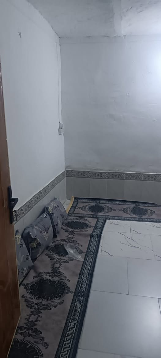 السلام عليكم 
معروض للبيع نصف دار خلفي 
المساحه (١٠٠) م الدربونه متر وربع 
طابق واحد بناءً قديم مرمم
في منطقة حي الشهداء الشارع الخدمي مقابل السريع 
يحتوي على 
استقبال وصاله وغرفه ومطبخ وصحيات 
السعر (٦٠) مليون قفل 
للاستفسار الاتصال واتساب ***********
مكتب المدار الذهبي للعقار
