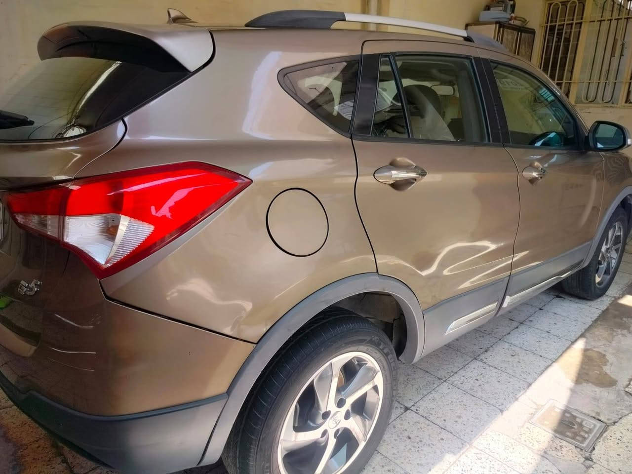 هايما s5 2019
محرك 15 تيربو 
بدون صبغ فقط شبر بارد باب  الجنطه 
السيارة فول بصمة تشغيل
فتحه سقف
 كشنات جلد + كهرباء السائق والنفر 
مرايات شفط 
كاميرات محيطيه 360 درجه 
يدات نيكل 5 ويل كب 
كروز سرعة 
لد نهاري لايت عدسه زينون
كير محرك  وطخم امامي وخلفي  وتايرات جدد سياره جاهزة وكامله  ومصروف عليه  شرط تحويل وكاله وارقام وسنويه جدد  السعر المطلوب 79 وبيه مجال بسيط جدا
‏‪***********‬‏ اتصل على الرقم مكلف بالنشر

