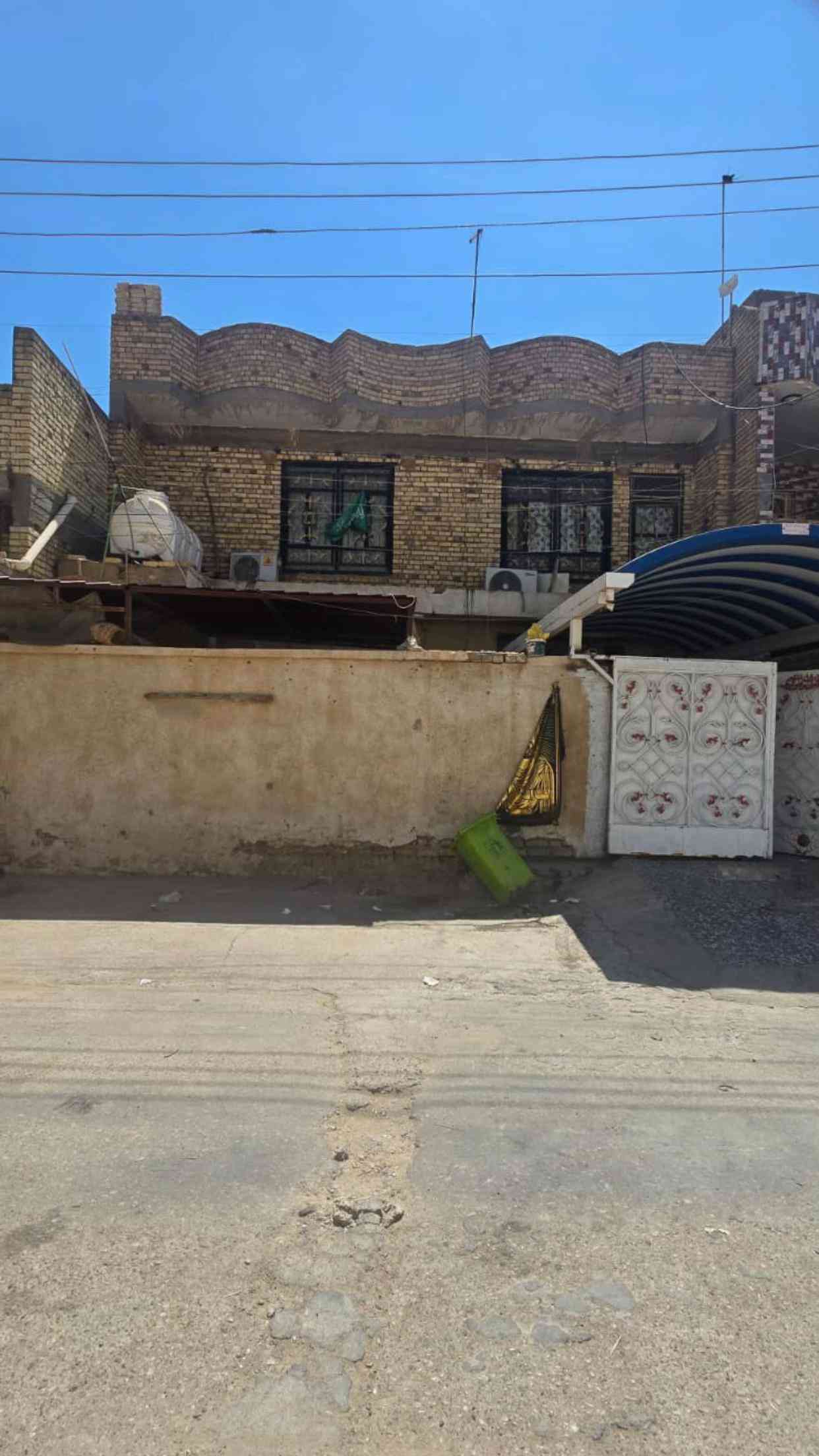 بيت للبيع : ٢٠٠ متر طابقين  العنوان : مغربة قرب مركز الشرطة  يتكون من : الطابق الاول (عگاده ) استقبال ومطبخ وغرفتين وصالة وحمام خارجي وحمام داخلي والطابق الثاني جديد صب كونكريت ٣ غرف وصالة وصحيات سعر البيع : ٢٦٣ وبيه مجال  ***********
