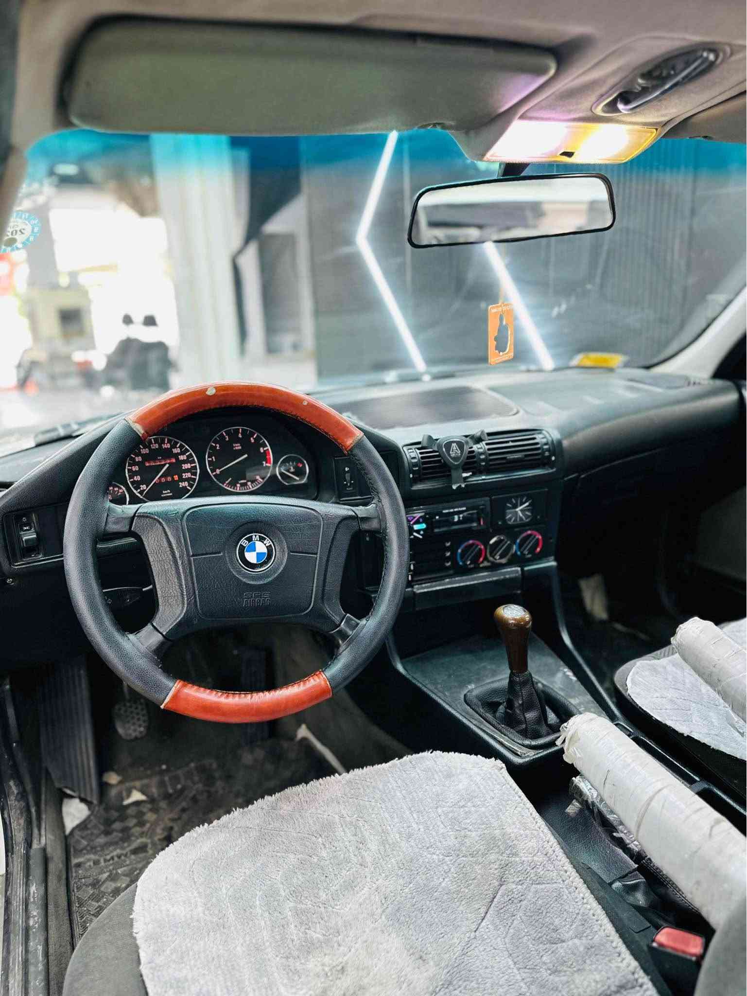 BMW1990
520گیر عادی 
بێ دەعەم بی  لێدراو 
3پارچ بۆیاغ هەیە بەز بۆ جوانی   
خایسو گیروو مەکەنەو تەقەو رەقەو کارە بای بەشەت
تەبریت سڵید  لایت ئالقە   دەبل چەک مەجە  
  سەیارەک تابڵی جوانو پاکە کامل لەسەر بیلد ماوە تەوە 
سەنەوە تا2030تازەیە 
بەشەرتی غرامەو تەحویل
شوێن رانیە
*********** رانية, السليمانية
