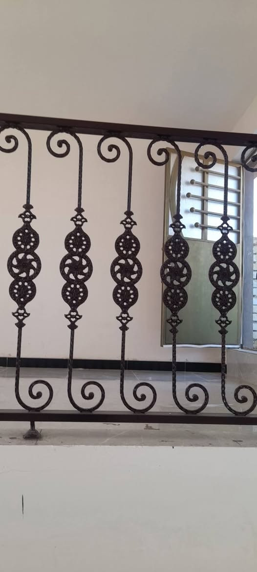 سلام عليكم اخوان بيت للايجار 100 متر طابق ثاني معزول الباب الشارع غرفتين نوم 2  حمامات وساحة درج مطبخ وبيتونه كبيرة وسطح أمامي وسطح خلفي البيت كامل العنوان قرب السوق العصري شارع عريض للإستفسار *********** ? سعر 450

