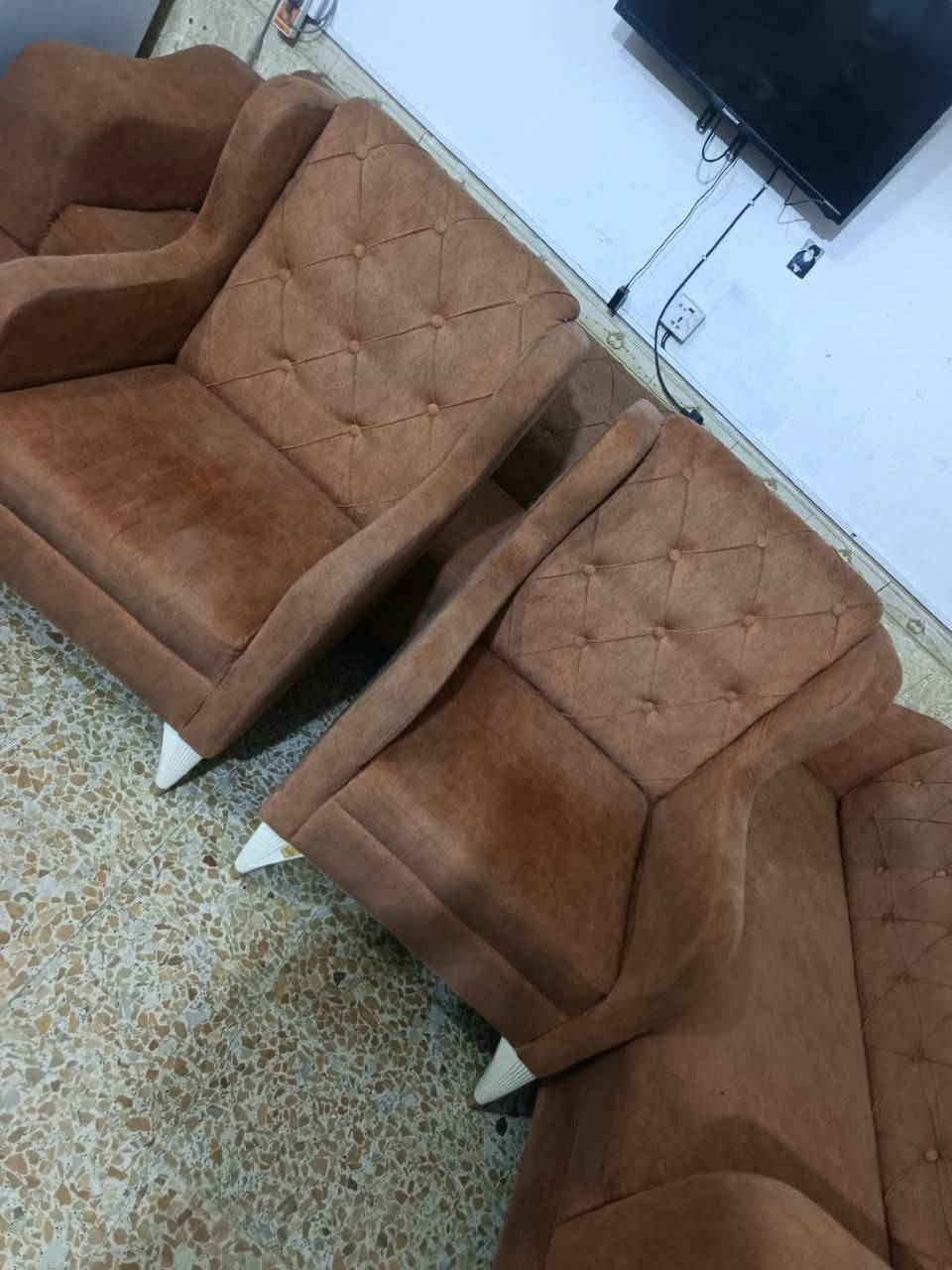 سلام عليكم تخم لون مشمشي كلش حلوو او نضيف كدام  العين كراسي ثنين او ثنين كبار الوحده مترين  مستعجل عله بيعه سعرر ٢٥٠ وبي مجال عنوان نجف حي سلام اتصال رقم 
***********
